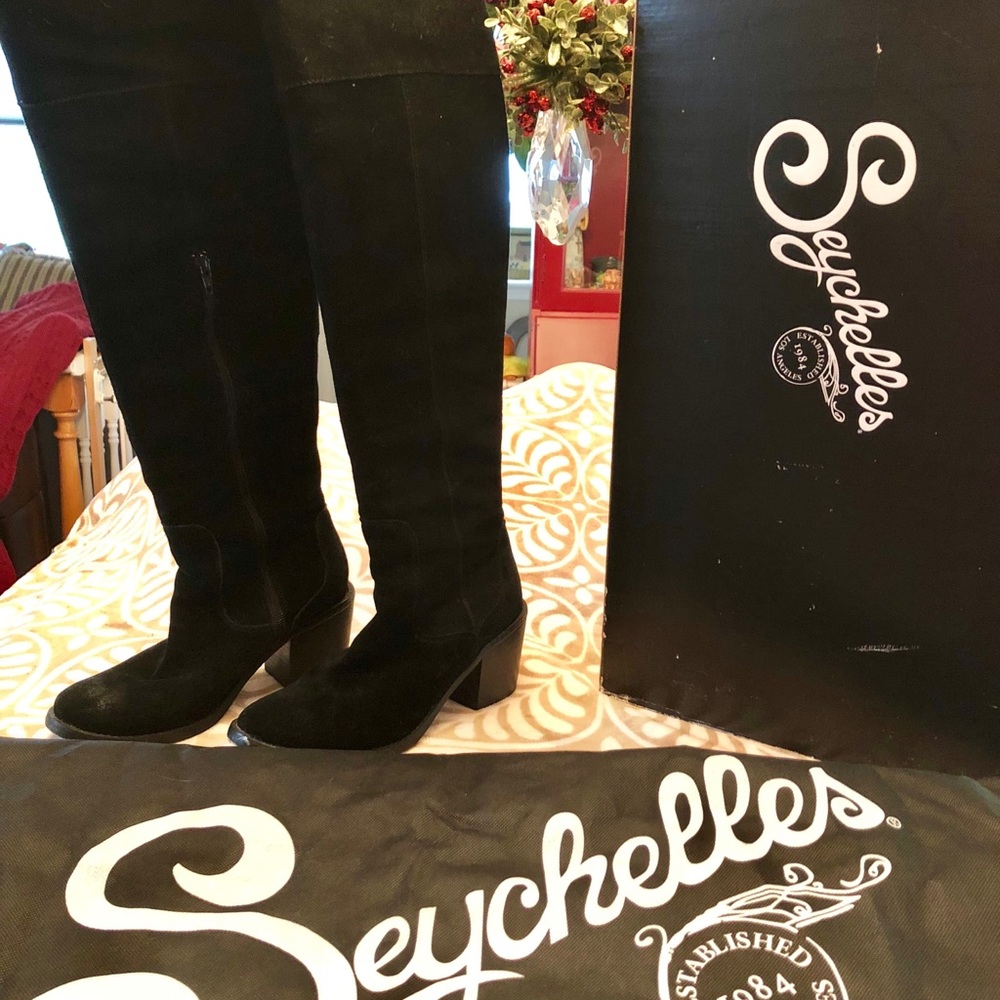 Knee-high Seychelles “Disguise” Black Suede Boots!